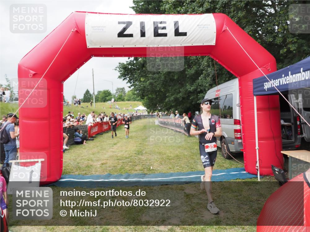21.06.2025 - 27. Vierlanden-Triathlon MichiJ http://msf.ph/oto/8032922 15.06.2026 12:53:27 Ziel 35, 234, 732 meine-sportfotos.de