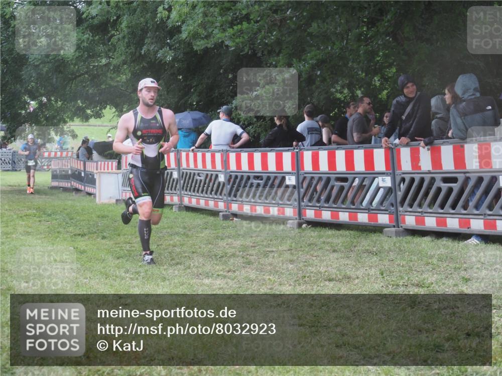 21.06.2025 - 27. Vierlanden-Triathlon KatJ http://msf.ph/oto/8032923 15.06.2025 13:44:14 Ziel 750, 1142 meine-sportfotos.de