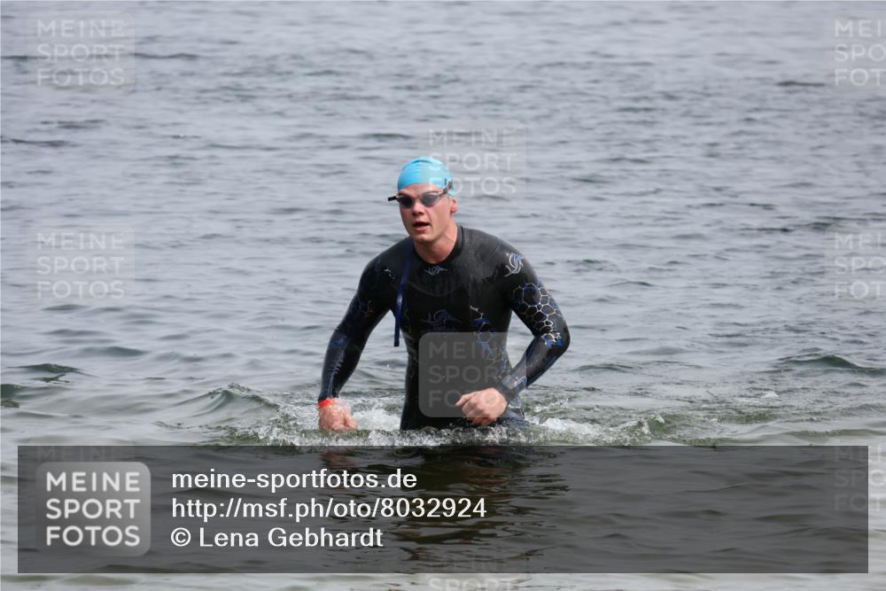 15.06.2025 - 27. Vierlanden-Triathlon Lena Gebhardt http://msf.ph/oto/8032924 15.06.2025 11:16:17 Schwimmen 954 meine-sportfotos.de