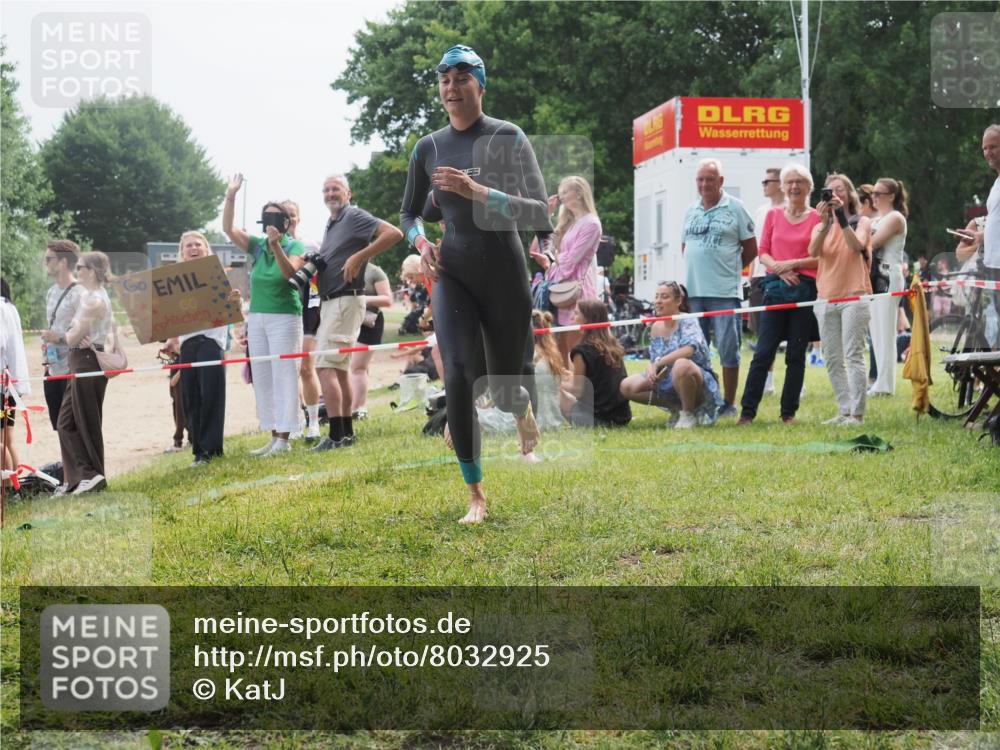 15.06.2025 - 27. Vierlanden-Triathlon KatJ http://msf.ph/oto/8032925 15.06.2025 11:14:15 Schwimmen 800, 804, 904, 952, 962 meine-sportfotos.de