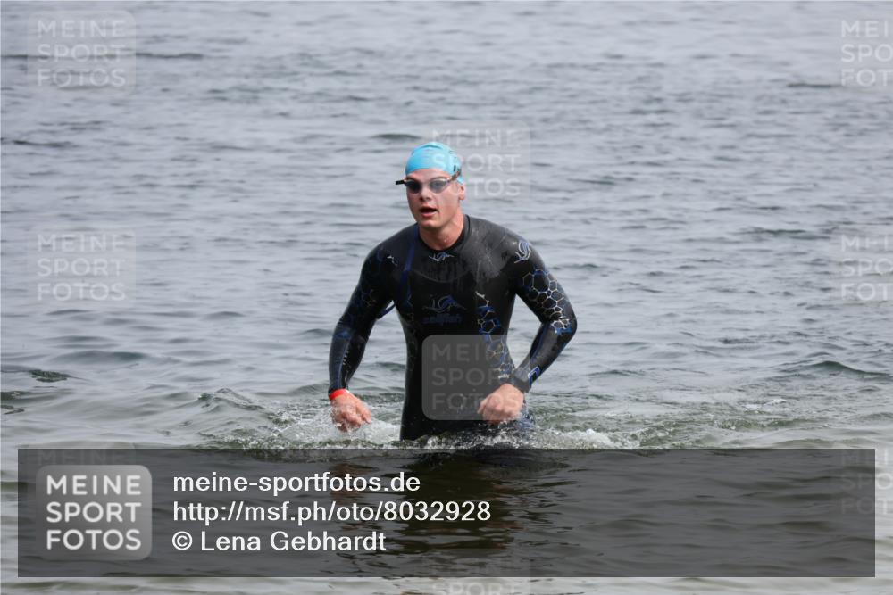 15.06.2025 - 27. Vierlanden-Triathlon Lena Gebhardt http://msf.ph/oto/8032928 15.06.2025 11:16:17 Schwimmen 954 meine-sportfotos.de