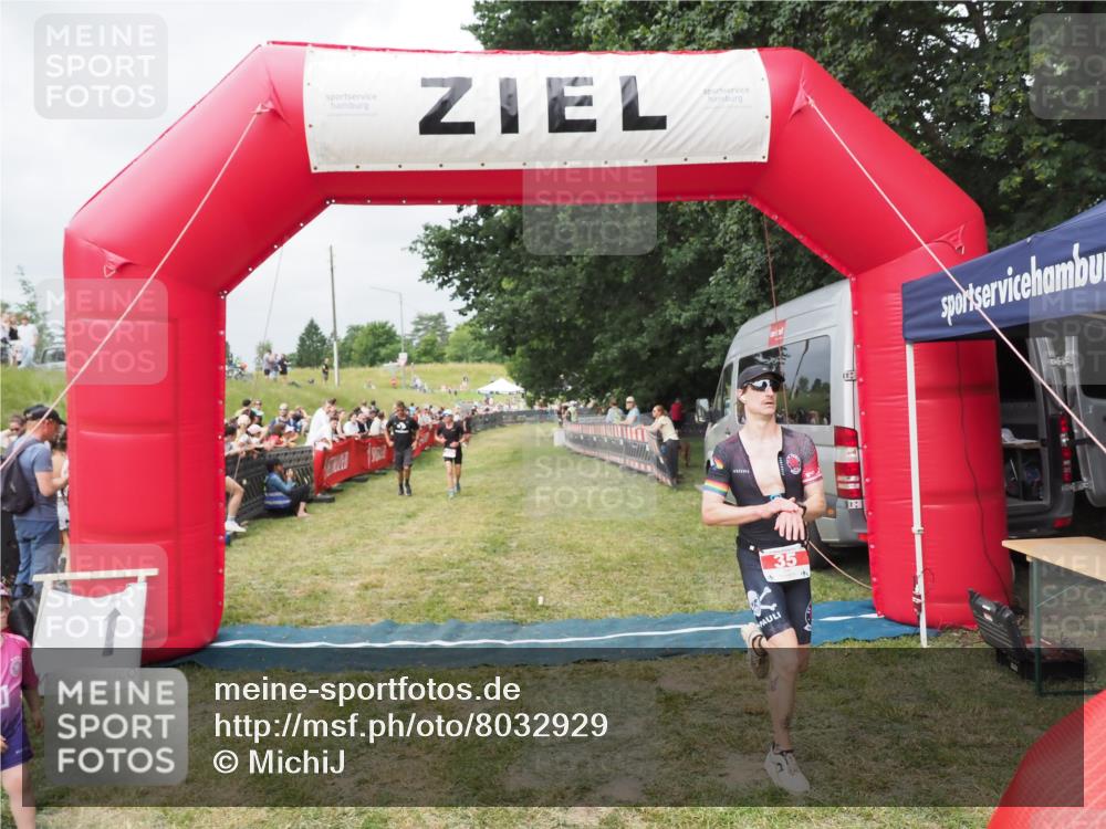 21.06.2025 - 27. Vierlanden-Triathlon MichiJ http://msf.ph/oto/8032929 15.06.2026 12:53:27 Ziel 35, 234, 732 meine-sportfotos.de