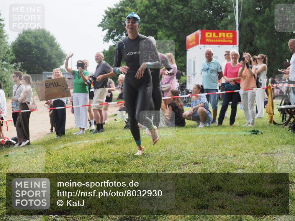 15.06.2025 - 27. Vierlanden-Triathlon KatJ http://msf.ph/oto/8032930 15.06.2025 11:14:16 Schwimmen 800, 804, 904, 952, 962 meine-sportfotos.de