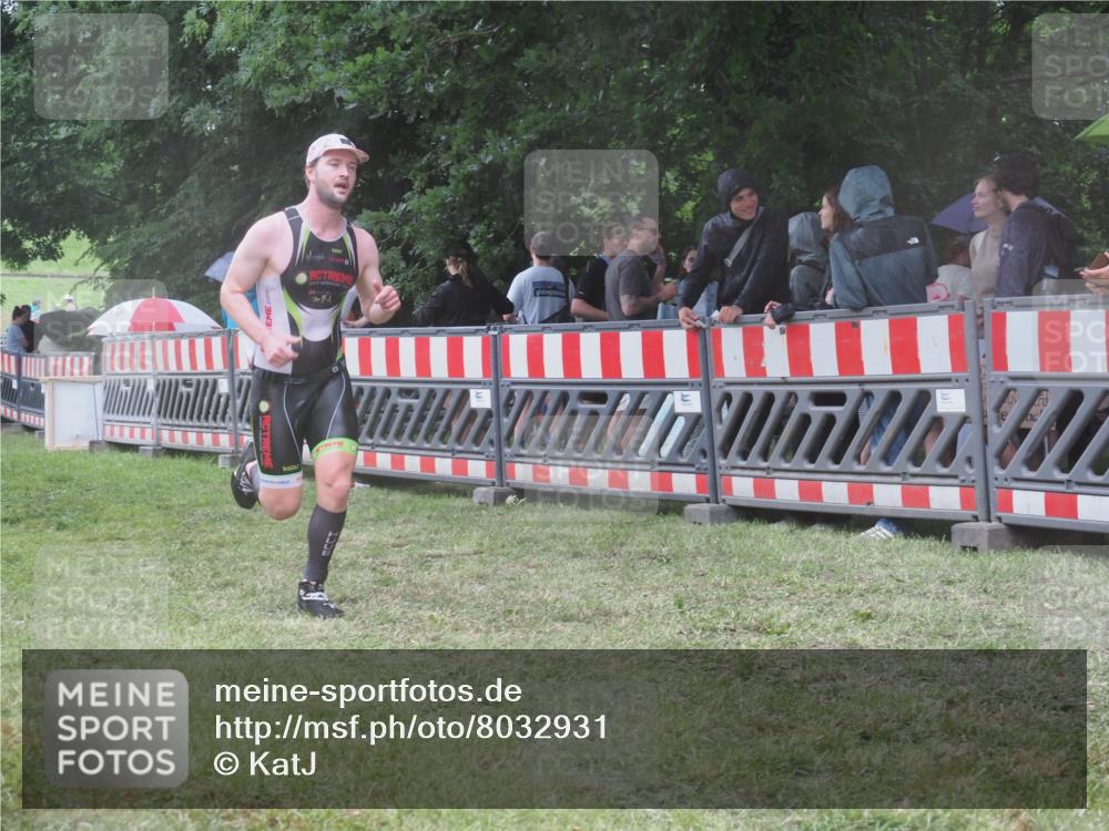 21.06.2025 - 27. Vierlanden-Triathlon KatJ http://msf.ph/oto/8032931 15.06.2025 13:44:14 Ziel 750, 1142 meine-sportfotos.de