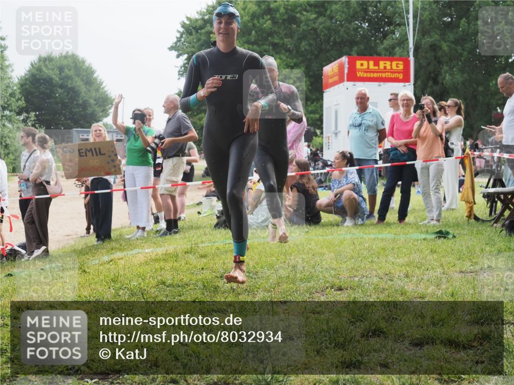 15.06.2025 - 27. Vierlanden-Triathlon KatJ http://msf.ph/oto/8032934 15.06.2025 11:14:16 Schwimmen 800, 804, 904, 952, 962 meine-sportfotos.de