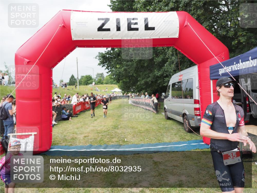 21.06.2025 - 27. Vierlanden-Triathlon MichiJ http://msf.ph/oto/8032935 15.06.2026 12:53:27 Ziel 35, 234, 732 meine-sportfotos.de