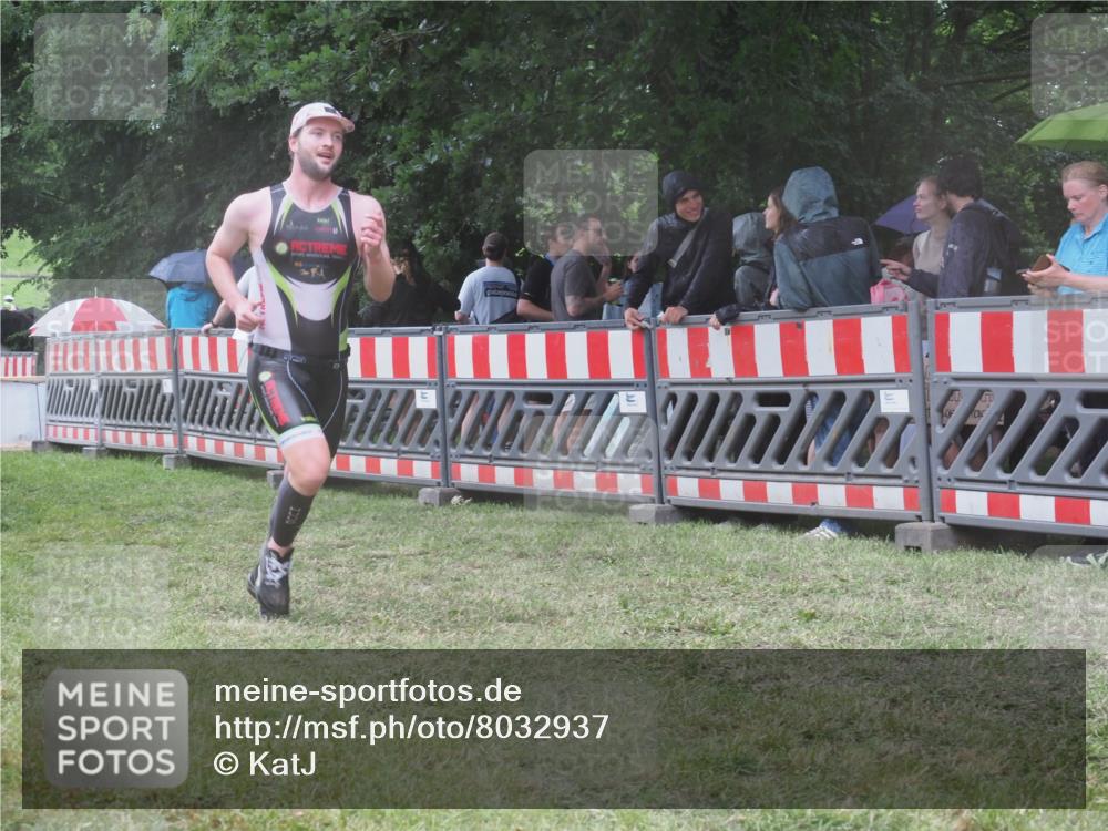 21.06.2025 - 27. Vierlanden-Triathlon KatJ http://msf.ph/oto/8032937 15.06.2025 13:44:14 Ziel 750, 1142 meine-sportfotos.de