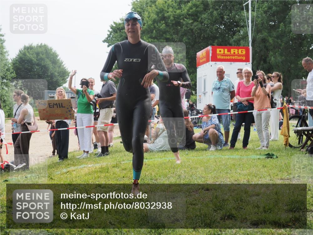 15.06.2025 - 27. Vierlanden-Triathlon KatJ http://msf.ph/oto/8032938 15.06.2025 11:14:16 Schwimmen 800, 804, 904, 952, 962 meine-sportfotos.de