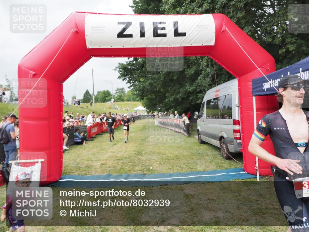 21.06.2025 - 27. Vierlanden-Triathlon MichiJ http://msf.ph/oto/8032939 15.06.2026 12:53:27 Ziel 35, 234, 732 meine-sportfotos.de