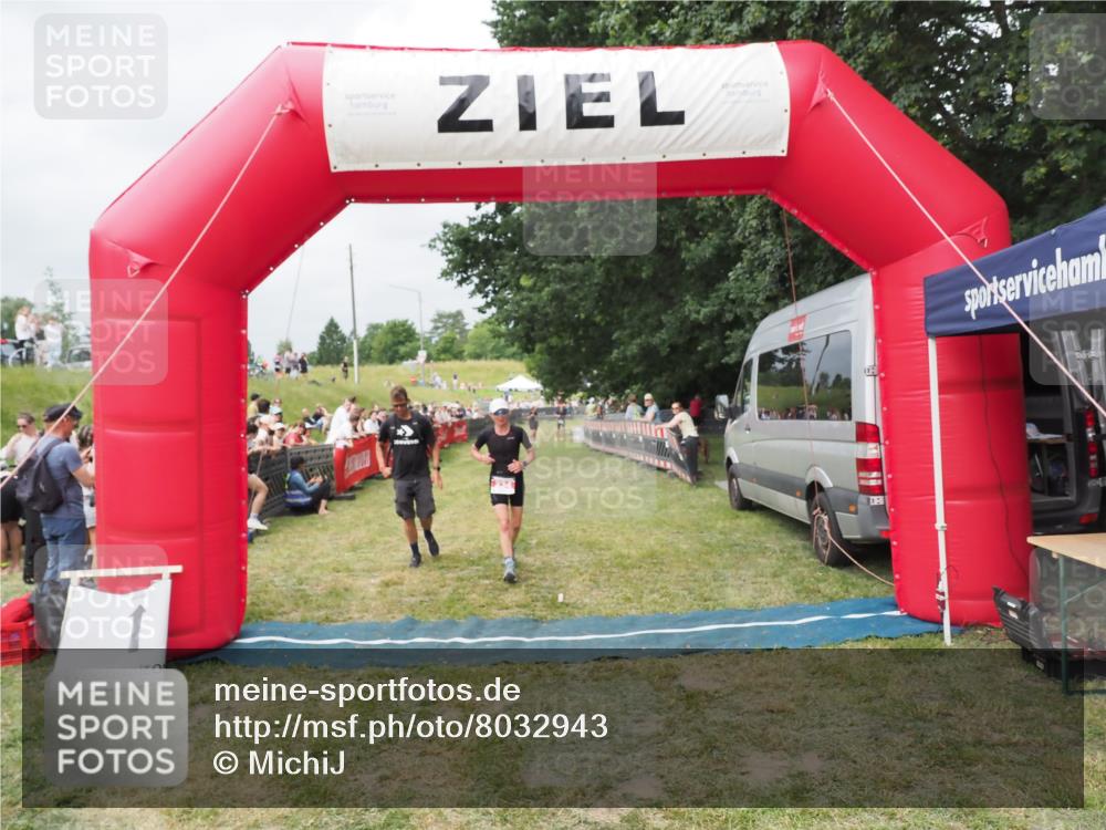 21.06.2025 - 27. Vierlanden-Triathlon MichiJ http://msf.ph/oto/8032943 15.06.2026 12:53:29 Ziel 35, 234, 732 meine-sportfotos.de