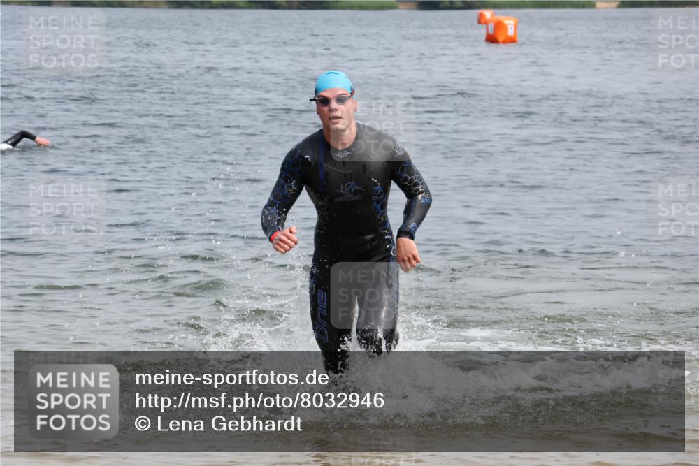 15.06.2025 - 27. Vierlanden-Triathlon Lena Gebhardt http://msf.ph/oto/8032946 15.06.2025 11:16:20 Schwimmen 815, 954 meine-sportfotos.de