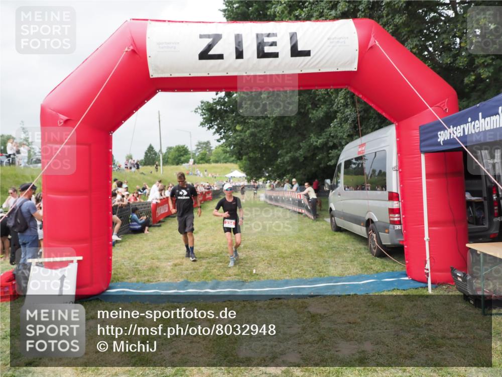 21.06.2025 - 27. Vierlanden-Triathlon MichiJ http://msf.ph/oto/8032948 15.06.2026 12:53:30 Ziel 35, 234, 732 meine-sportfotos.de