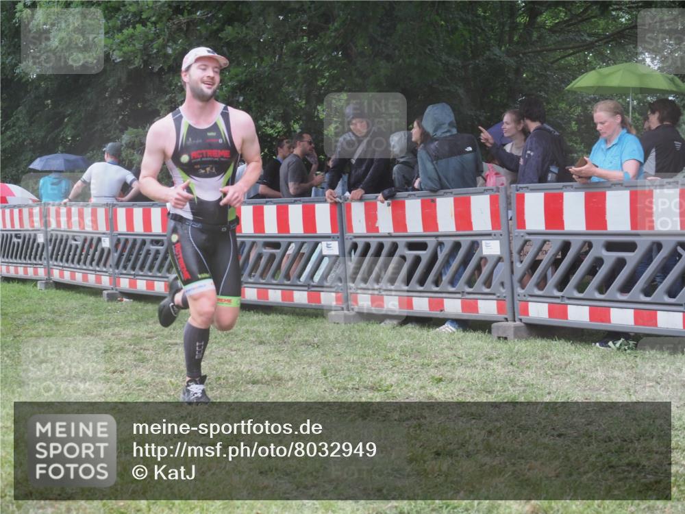 21.06.2025 - 27. Vierlanden-Triathlon KatJ http://msf.ph/oto/8032949 15.06.2025 13:44:15 Ziel 750, 878, 1142 meine-sportfotos.de