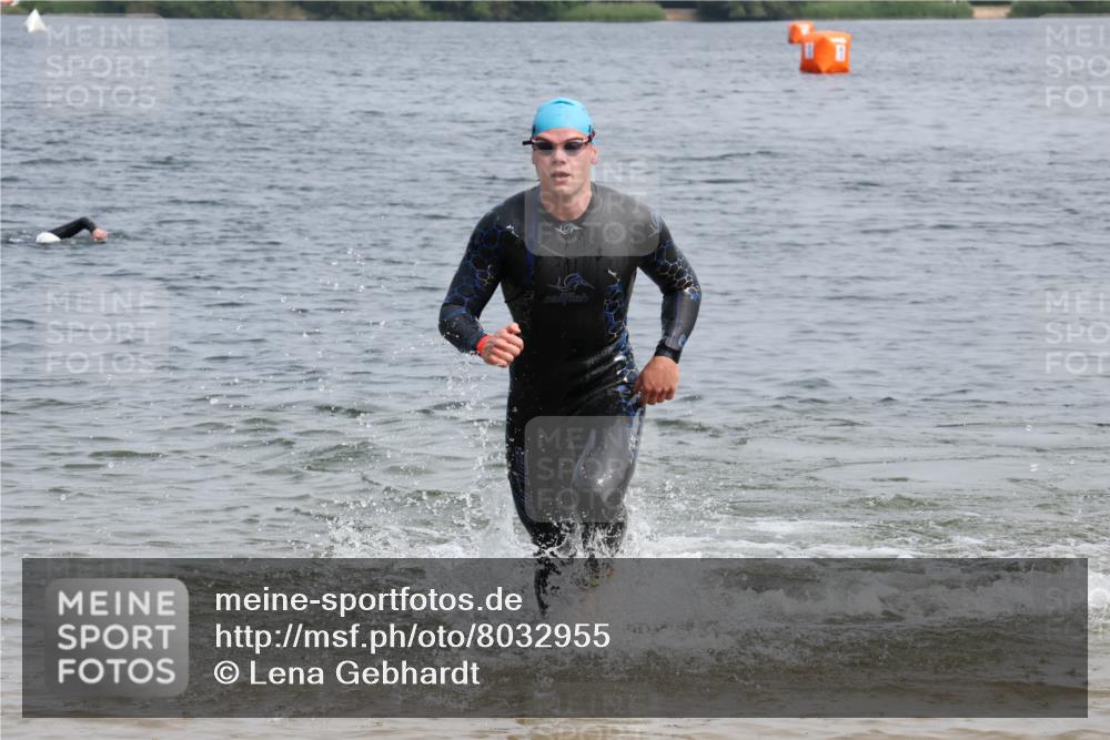 15.06.2025 - 27. Vierlanden-Triathlon Lena Gebhardt http://msf.ph/oto/8032955 15.06.2025 11:16:20 Schwimmen 815, 954 meine-sportfotos.de