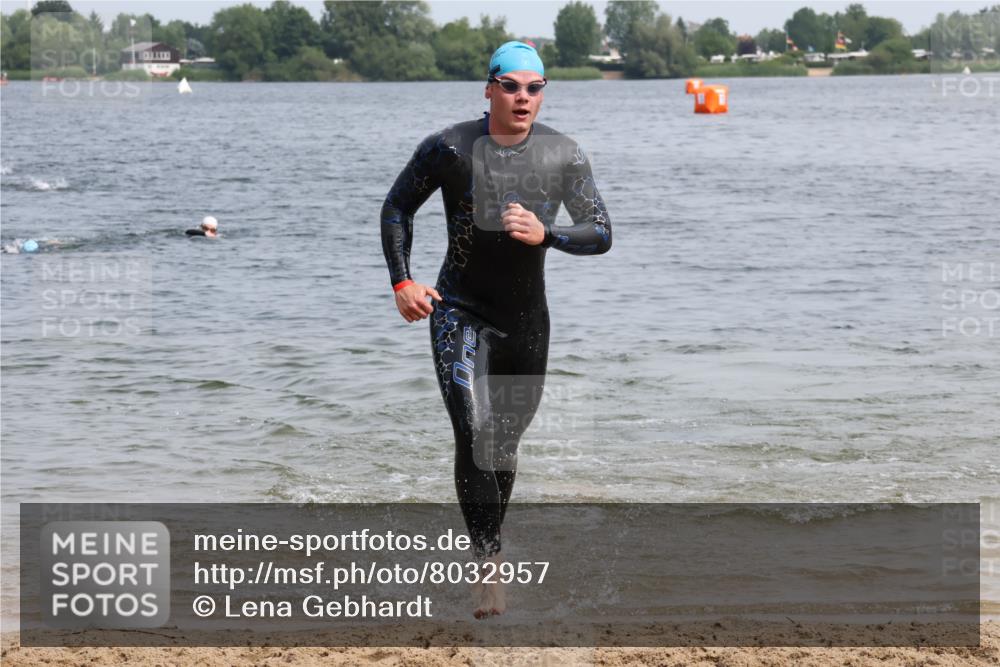 15.06.2025 - 27. Vierlanden-Triathlon Lena Gebhardt http://msf.ph/oto/8032957 15.06.2025 11:16:22 Schwimmen 815, 954 meine-sportfotos.de