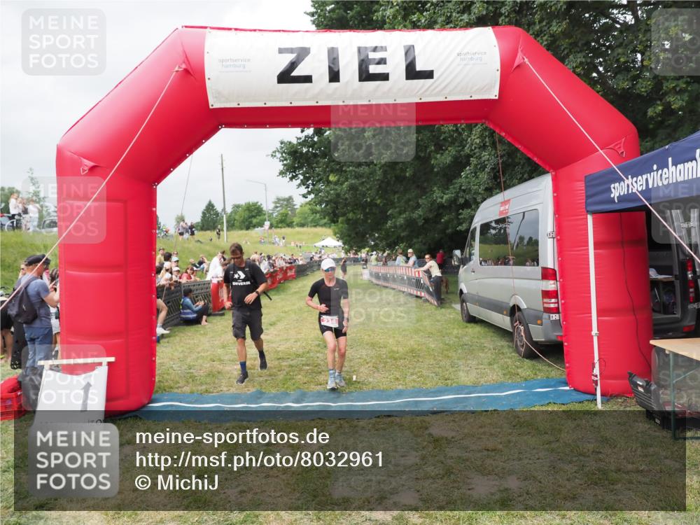 21.06.2025 - 27. Vierlanden-Triathlon MichiJ http://msf.ph/oto/8032961 15.06.2026 12:53:30 Ziel 35, 234, 732 meine-sportfotos.de