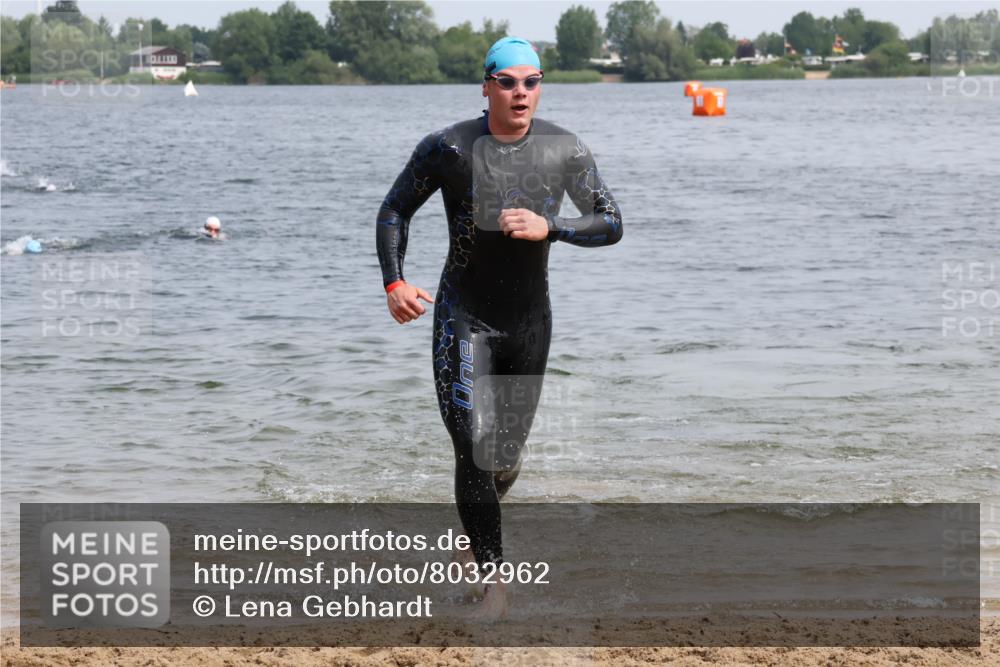 15.06.2025 - 27. Vierlanden-Triathlon Lena Gebhardt http://msf.ph/oto/8032962 15.06.2025 11:16:22 Schwimmen 815, 954 meine-sportfotos.de