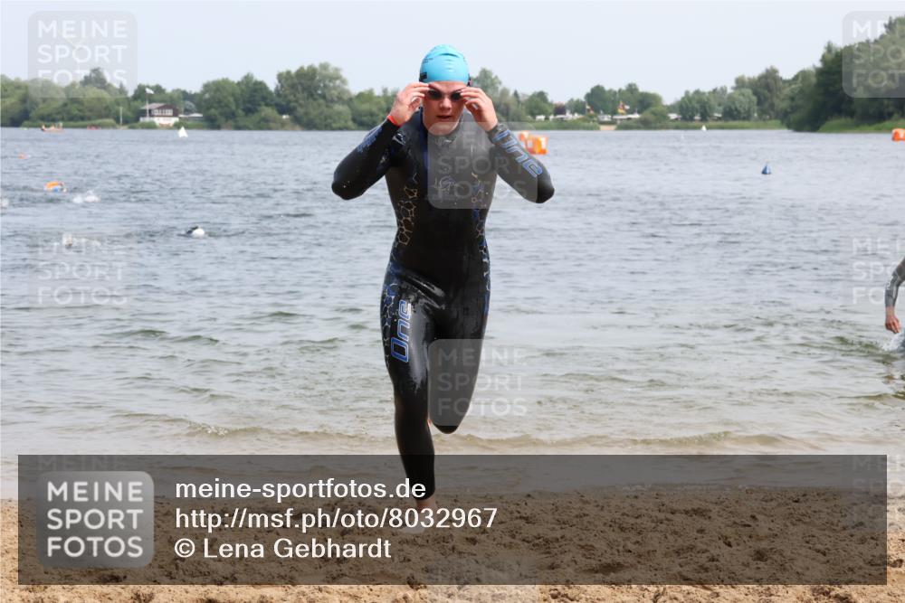 15.06.2025 - 27. Vierlanden-Triathlon Lena Gebhardt http://msf.ph/oto/8032967 15.06.2025 11:16:22 Schwimmen 815, 954 meine-sportfotos.de