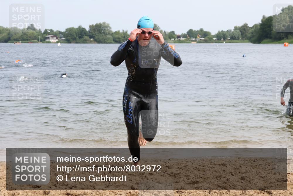 15.06.2025 - 27. Vierlanden-Triathlon Lena Gebhardt http://msf.ph/oto/8032972 15.06.2025 11:16:22 Schwimmen 815, 954 meine-sportfotos.de