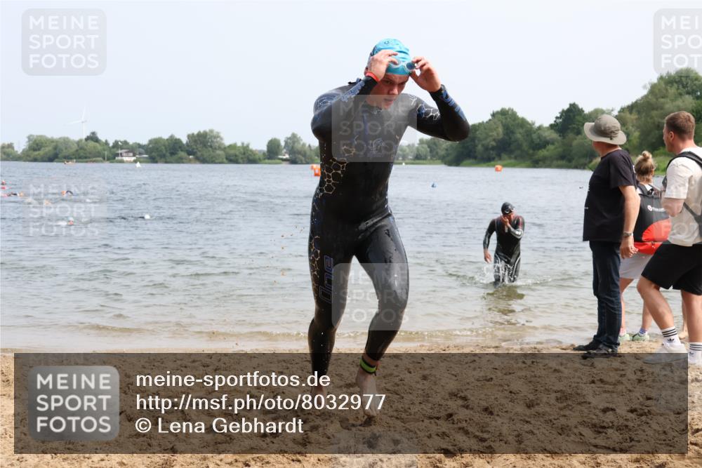 15.06.2025 - 27. Vierlanden-Triathlon Lena Gebhardt http://msf.ph/oto/8032977 15.06.2025 11:16:23 Schwimmen 815, 954 meine-sportfotos.de
