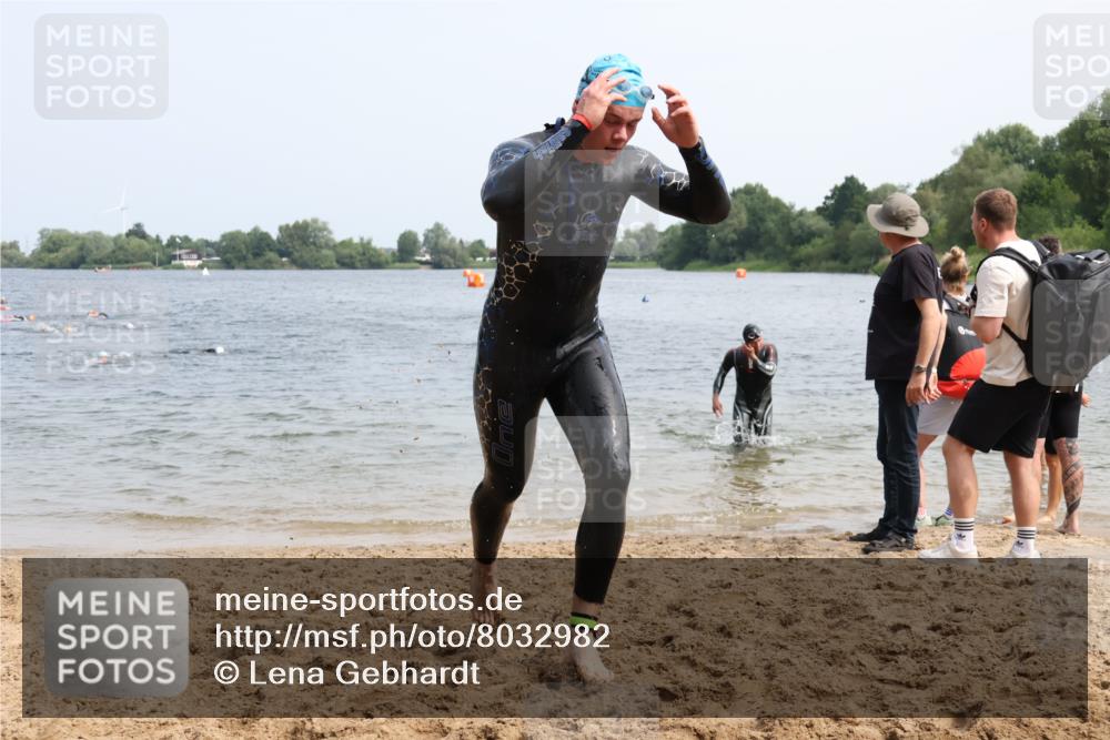 15.06.2025 - 27. Vierlanden-Triathlon Lena Gebhardt http://msf.ph/oto/8032982 15.06.2025 11:16:23 Schwimmen 815, 954 meine-sportfotos.de