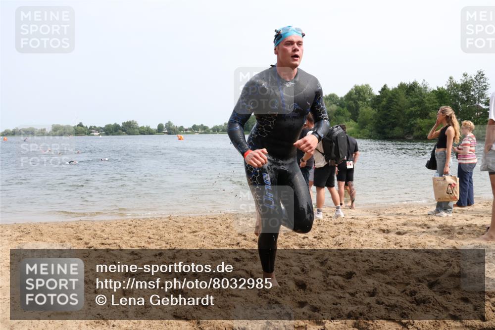 15.06.2025 - 27. Vierlanden-Triathlon Lena Gebhardt http://msf.ph/oto/8032985 15.06.2025 11:16:24 Schwimmen 815, 954 meine-sportfotos.de