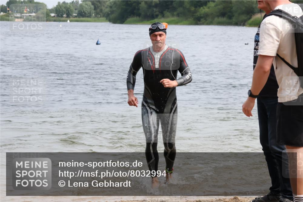 15.06.2025 - 27. Vierlanden-Triathlon Lena Gebhardt http://msf.ph/oto/8032994 15.06.2025 11:16:26 Schwimmen 815, 954 meine-sportfotos.de