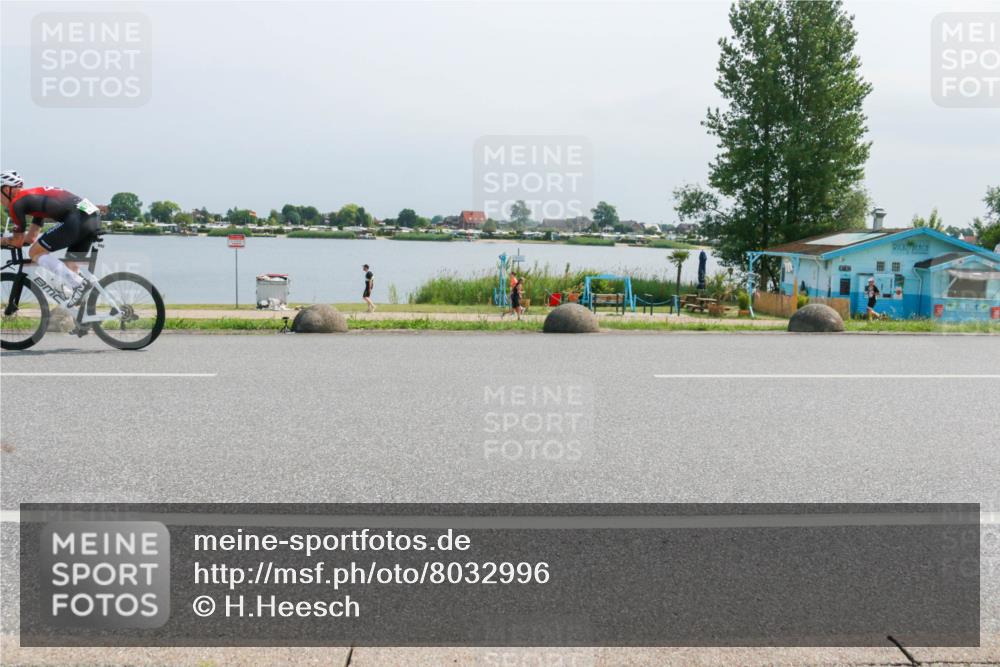 21.06.2025 - 27. Vierlanden-Triathlon H.Heesch http://msf.ph/oto/8032996 15.06.2025 11:39:42 Radfahren 692, 708 meine-sportfotos.de