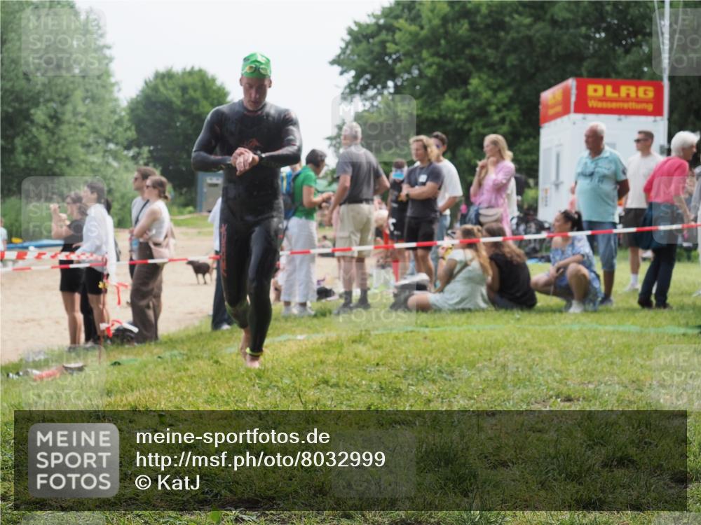 15.06.2025 - 27. Vierlanden-Triathlon KatJ http://msf.ph/oto/8032999 15.06.2025 11:14:22 Schwimmen 804, 952, 962 meine-sportfotos.de