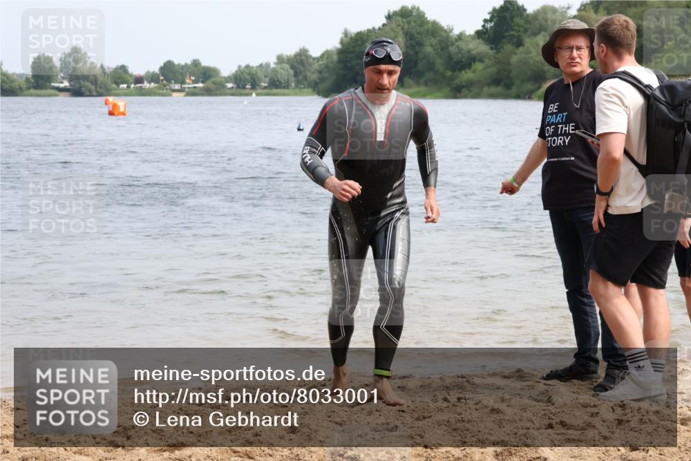15.06.2025 - 27. Vierlanden-Triathlon Lena Gebhardt http://msf.ph/oto/8033001 15.06.2025 11:16:28 Schwimmen 815, 954 meine-sportfotos.de