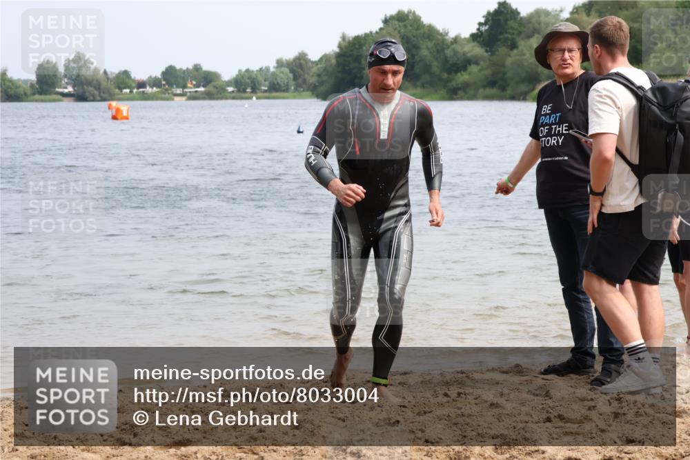15.06.2025 - 27. Vierlanden-Triathlon Lena Gebhardt http://msf.ph/oto/8033004 15.06.2025 11:16:28 Schwimmen 815, 954 meine-sportfotos.de