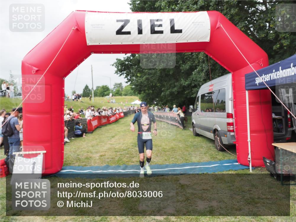 21.06.2025 - 27. Vierlanden-Triathlon MichiJ http://msf.ph/oto/8033006 15.06.2026 12:54:02 Ziel 650, 682 meine-sportfotos.de