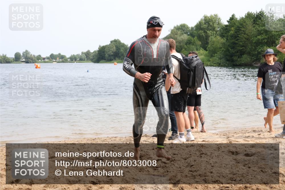 15.06.2025 - 27. Vierlanden-Triathlon Lena Gebhardt http://msf.ph/oto/8033008 15.06.2025 11:16:29 Schwimmen 815, 954 meine-sportfotos.de