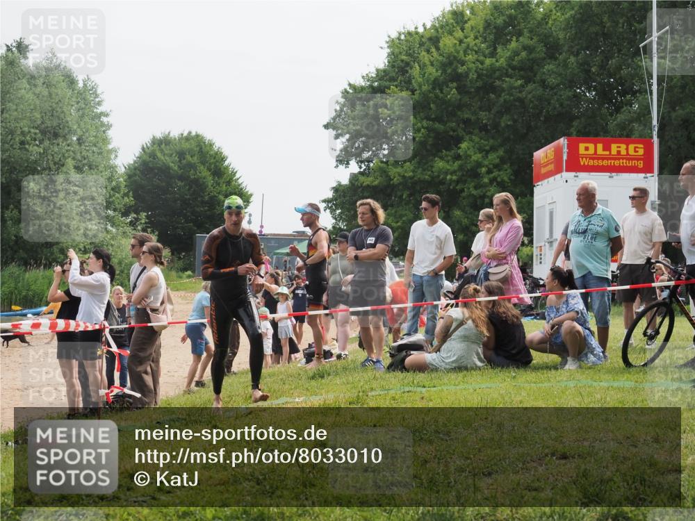 15.06.2025 - 27. Vierlanden-Triathlon KatJ http://msf.ph/oto/8033010 15.06.2025 11:14:29 Schwimmen 804, 833, 958 meine-sportfotos.de