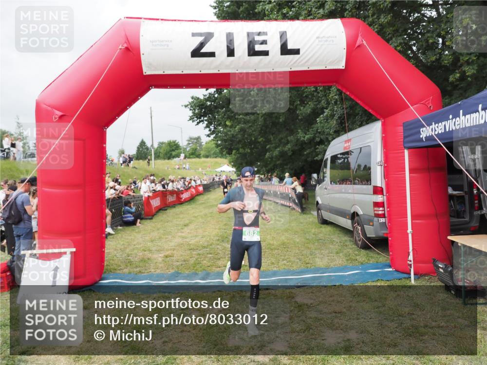21.06.2025 - 27. Vierlanden-Triathlon MichiJ http://msf.ph/oto/8033012 15.06.2026 12:54:02 Ziel 650, 682 meine-sportfotos.de