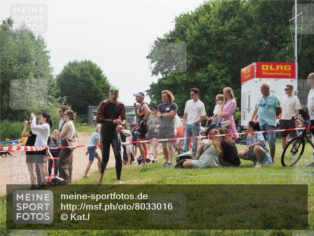 15.06.2025 - 27. Vierlanden-Triathlon KatJ http://msf.ph/oto/8033016 15.06.2025 11:14:29 Schwimmen 804, 833, 958 meine-sportfotos.de