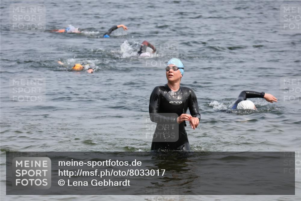 15.06.2025 - 27. Vierlanden-Triathlon Lena Gebhardt http://msf.ph/oto/8033017 15.06.2025 11:16:39 Schwimmen 815, 888 meine-sportfotos.de