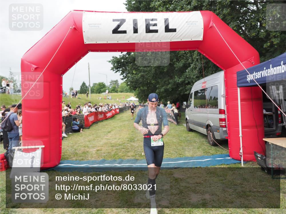 21.06.2025 - 27. Vierlanden-Triathlon MichiJ http://msf.ph/oto/8033021 15.06.2026 12:54:02 Ziel 650, 682 meine-sportfotos.de
