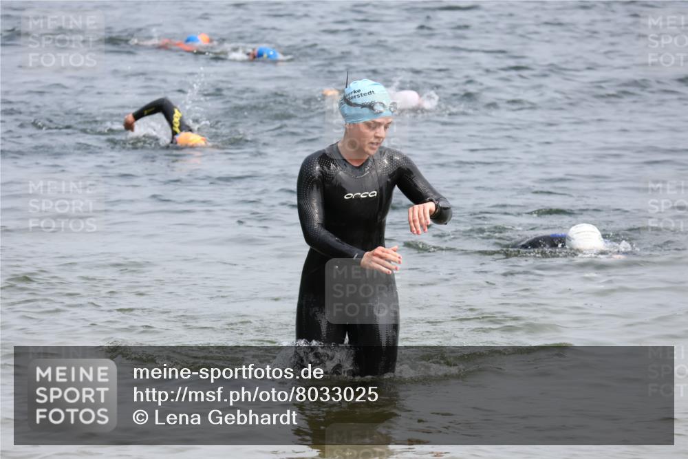 21.06.2025 - 27. Vierlanden-Triathlon Lena Gebhardt http://msf.ph/oto/8033025 15.06.2025 11:16:42 Schwimmen 888 meine-sportfotos.de