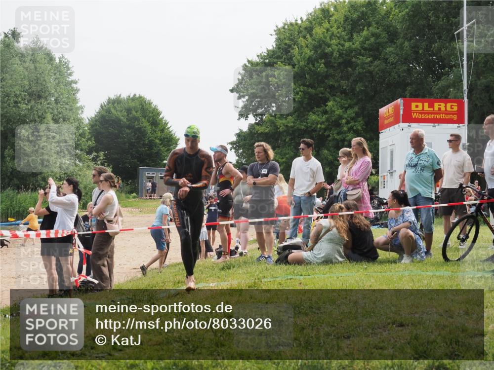 15.06.2025 - 27. Vierlanden-Triathlon KatJ http://msf.ph/oto/8033026 15.06.2025 11:14:30 Schwimmen 833, 958 meine-sportfotos.de