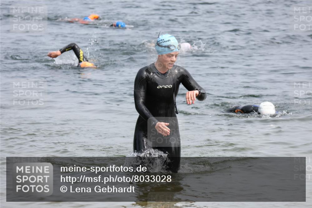 15.06.2025 - 27. Vierlanden-Triathlon Lena Gebhardt http://msf.ph/oto/8033028 15.06.2025 11:16:43 Schwimmen 888 meine-sportfotos.de