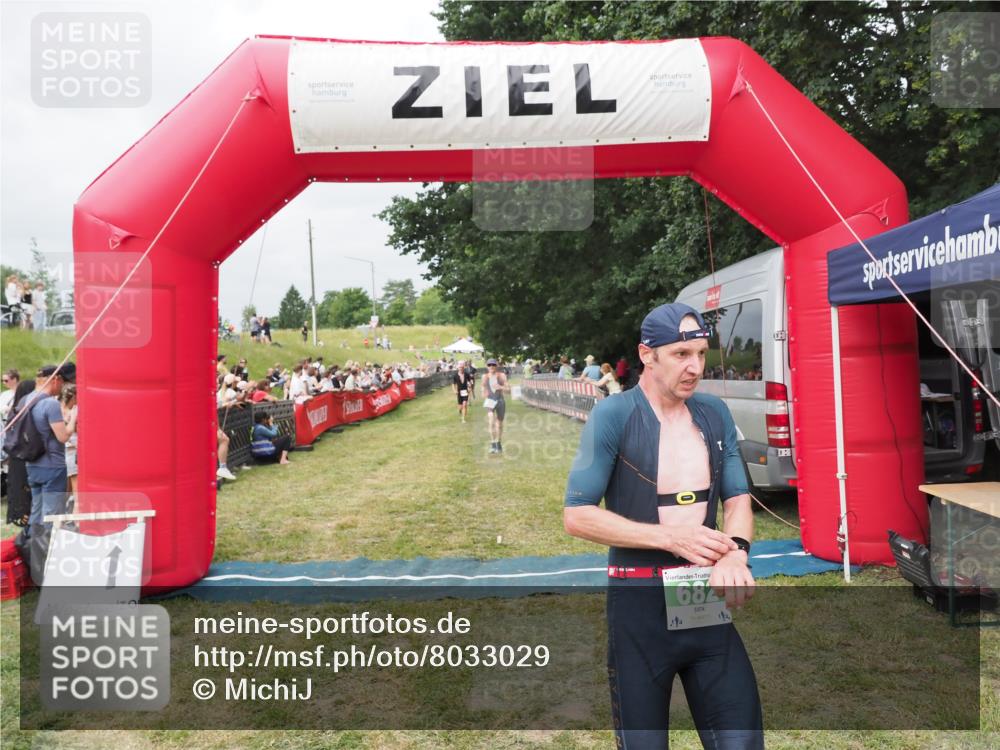 21.06.2025 - 27. Vierlanden-Triathlon MichiJ http://msf.ph/oto/8033029 15.06.2026 12:54:03 Ziel 650, 682 meine-sportfotos.de