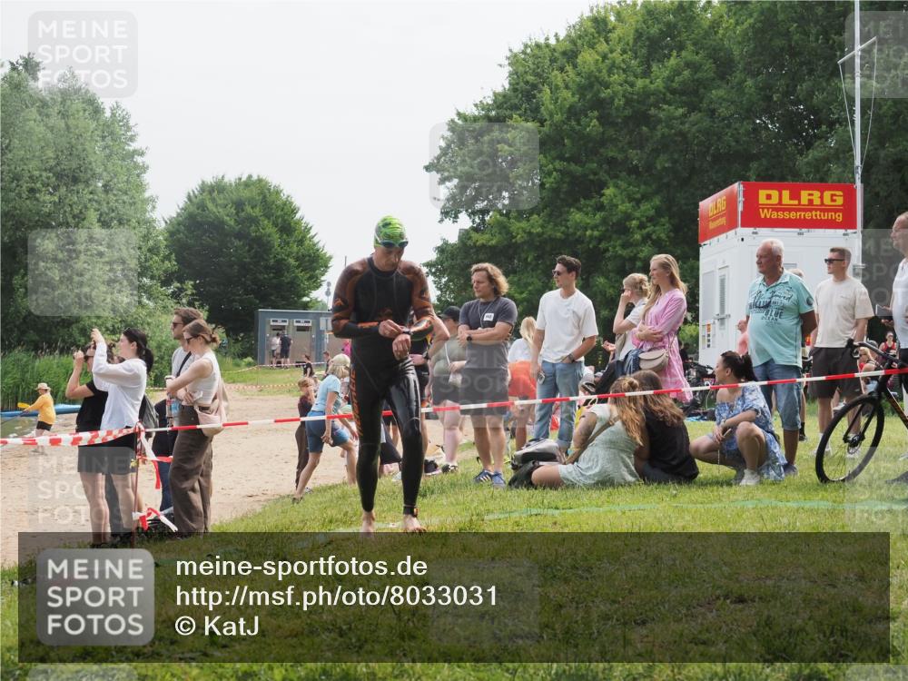 15.06.2025 - 27. Vierlanden-Triathlon KatJ http://msf.ph/oto/8033031 15.06.2025 11:14:30 Schwimmen 833, 958 meine-sportfotos.de
