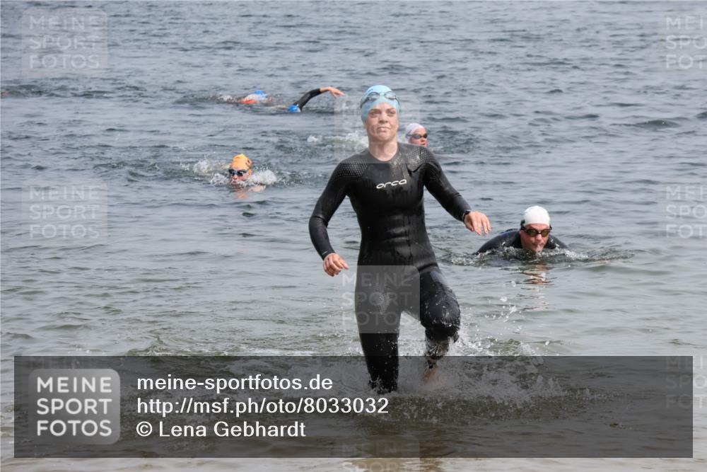 15.06.2025 - 27. Vierlanden-Triathlon Lena Gebhardt http://msf.ph/oto/8033032 15.06.2025 11:16:44 Schwimmen 888 meine-sportfotos.de