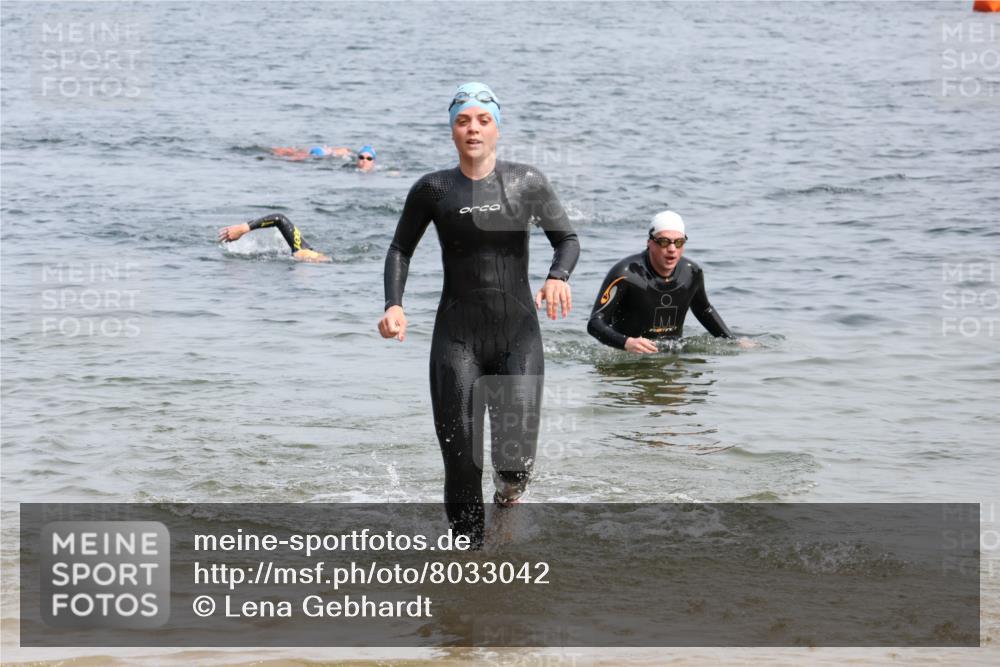 15.06.2025 - 27. Vierlanden-Triathlon Lena Gebhardt http://msf.ph/oto/8033042 15.06.2025 11:16:45 Schwimmen 825, 888 meine-sportfotos.de