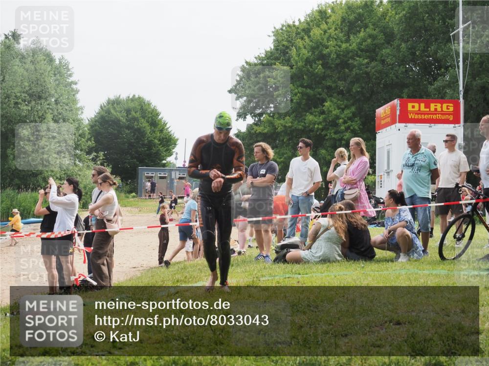 15.06.2025 - 27. Vierlanden-Triathlon KatJ http://msf.ph/oto/8033043 15.06.2025 11:14:30 Schwimmen 833, 958 meine-sportfotos.de
