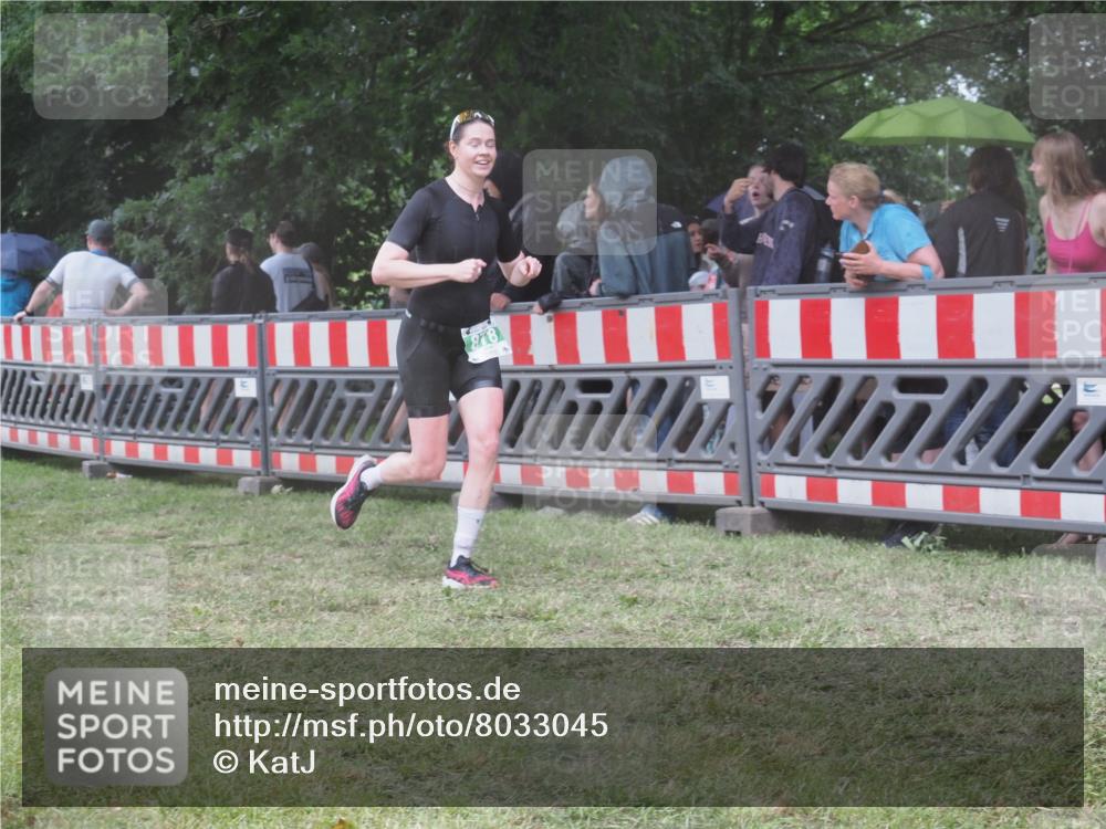 21.06.2025 - 27. Vierlanden-Triathlon KatJ http://msf.ph/oto/8033045 15.06.2025 13:44:25 Ziel 222, 878 meine-sportfotos.de