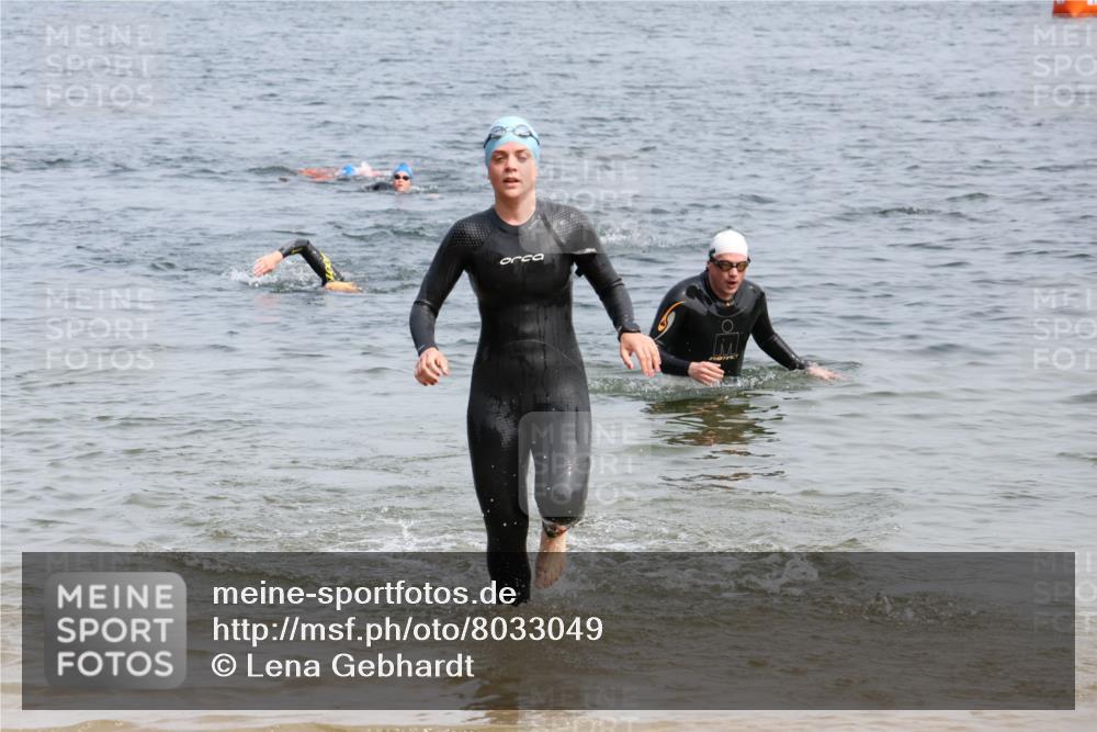 15.06.2025 - 27. Vierlanden-Triathlon Lena Gebhardt http://msf.ph/oto/8033049 15.06.2025 11:16:45 Schwimmen 825, 888 meine-sportfotos.de
