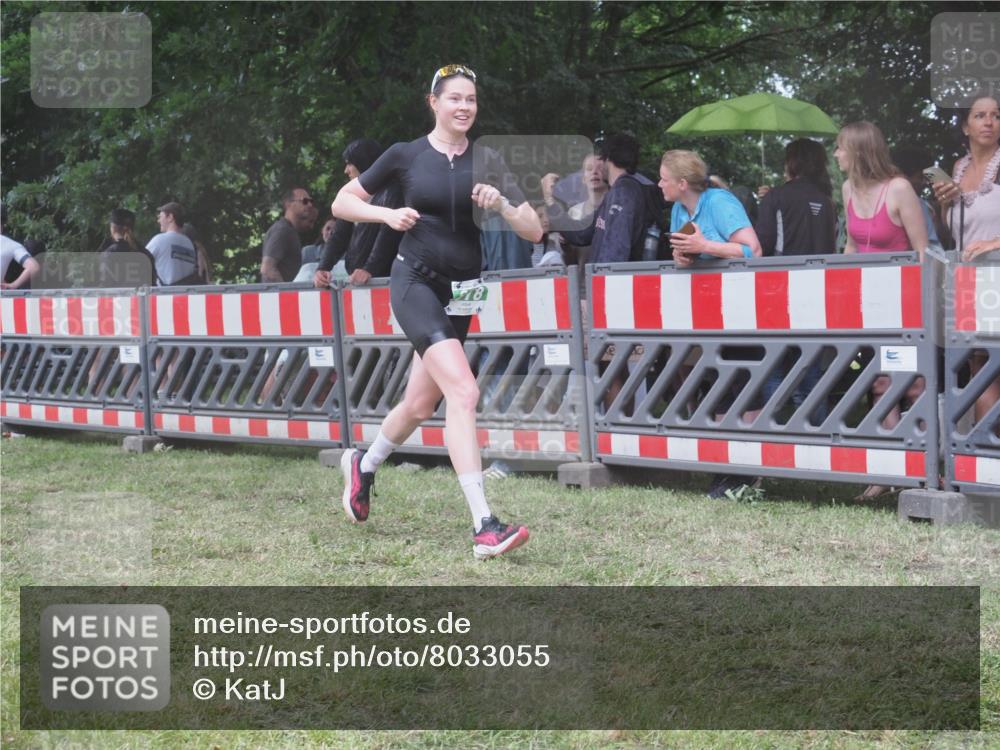 21.06.2025 - 27. Vierlanden-Triathlon KatJ http://msf.ph/oto/8033055 15.06.2025 13:44:25 Ziel 222, 878 meine-sportfotos.de