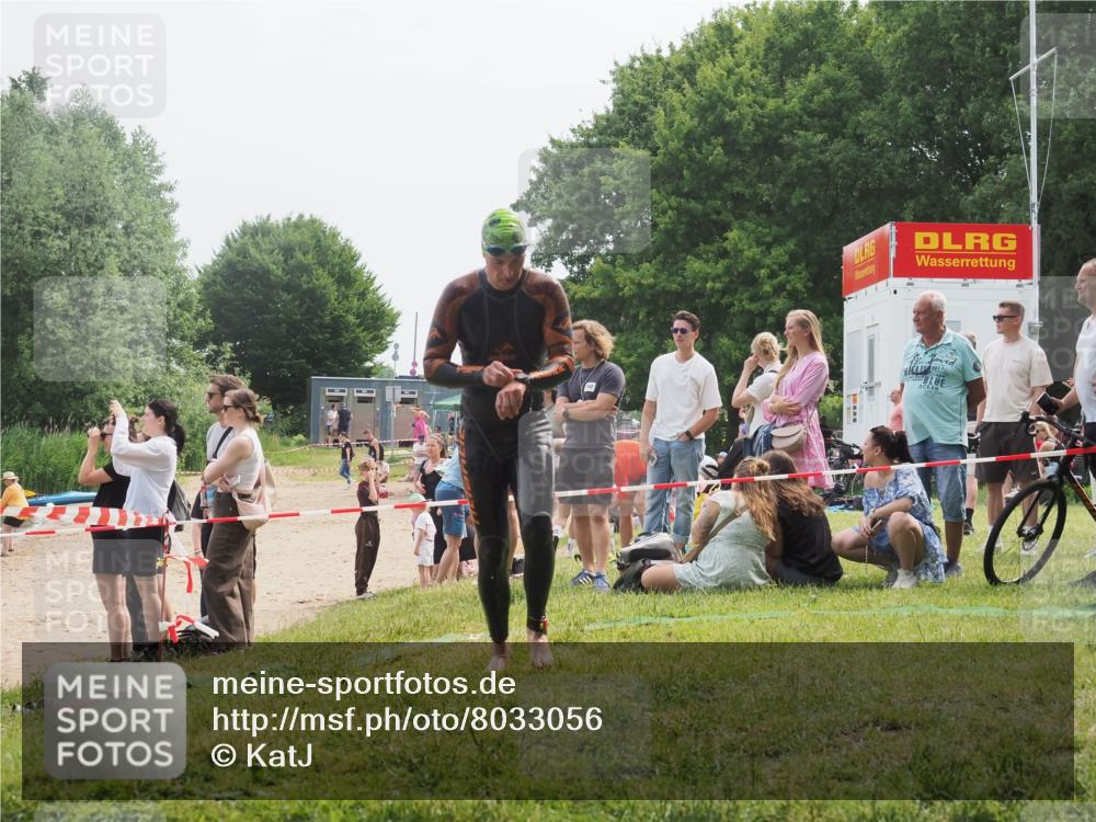 15.06.2025 - 27. Vierlanden-Triathlon KatJ http://msf.ph/oto/8033056 15.06.2025 11:14:31 Schwimmen 833, 958 meine-sportfotos.de